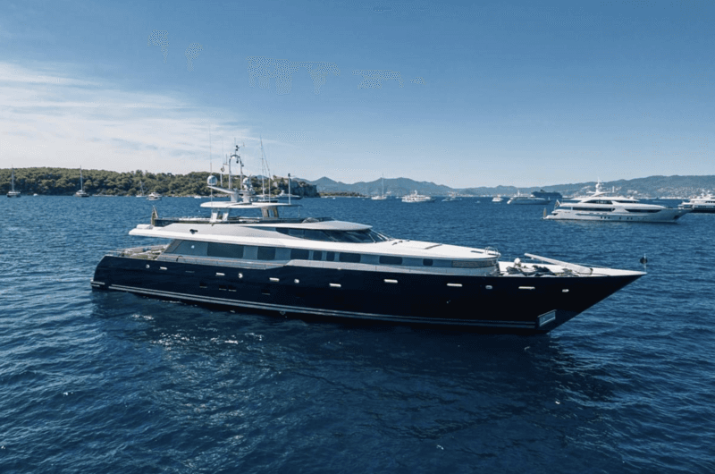 Motor Yacht Aura