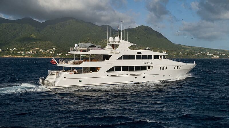 Motor Yacht Catching Moments