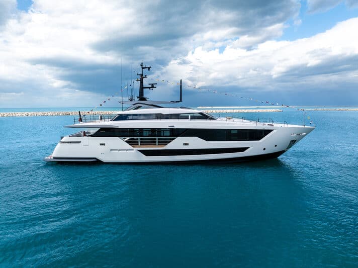Motor Yacht Custom Line 106/23