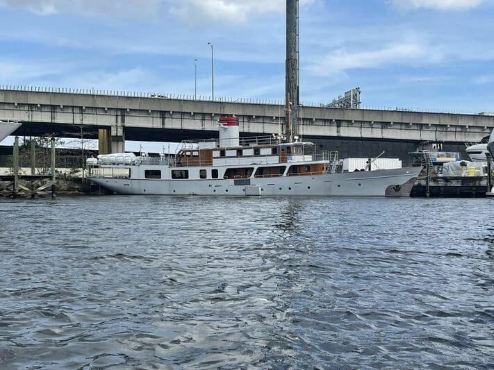 Motor Yacht Grey Mist