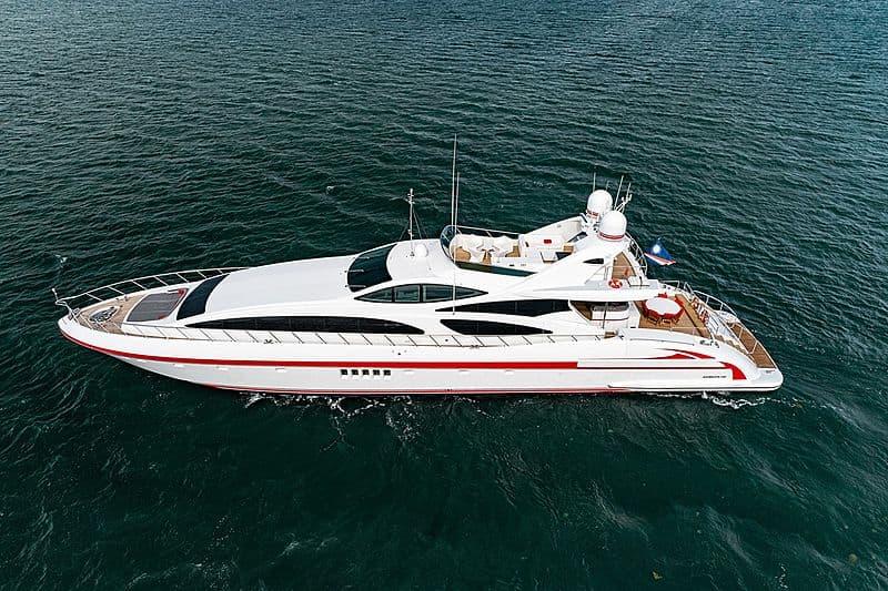 Motor Yacht Harmonic Waves