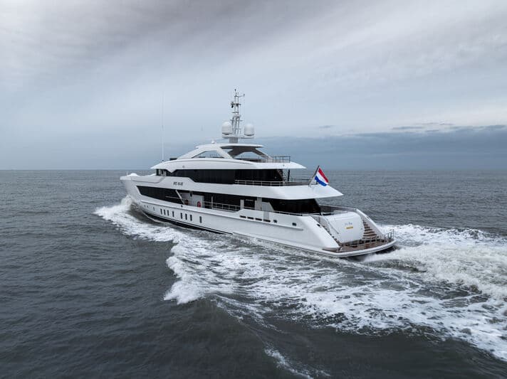 Motor Yacht Iris Blue