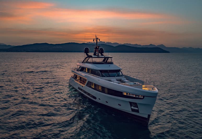 Motor Yacht Legend