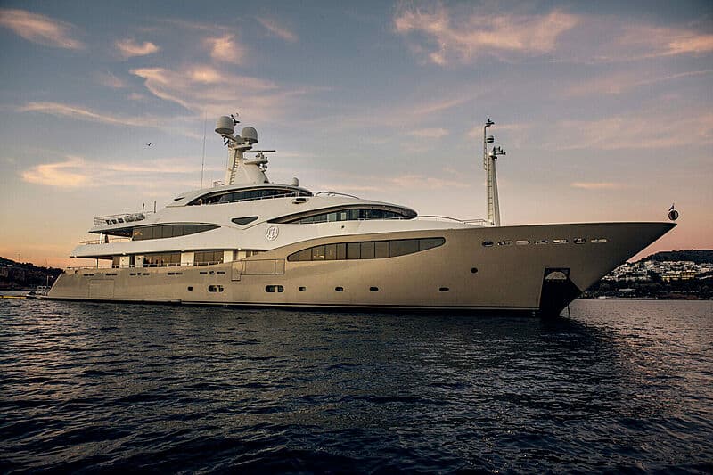 Motor Yacht Light Holic