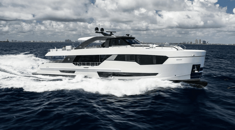 Motor Yacht Living Life