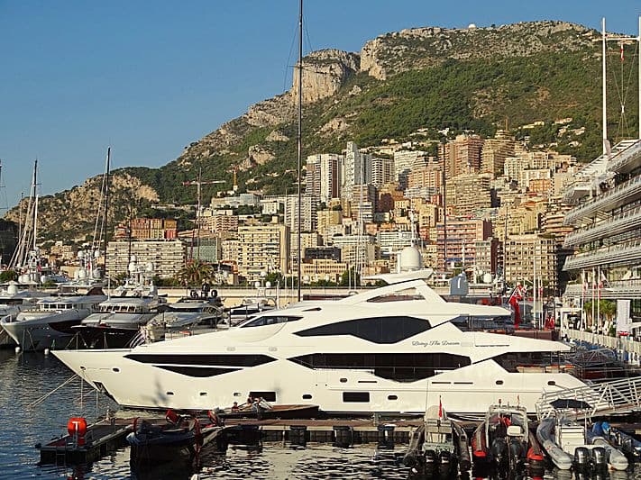 Motor Yacht Living The Dream