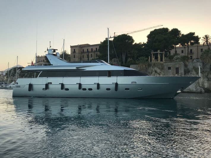 Motor Yacht Magnetique