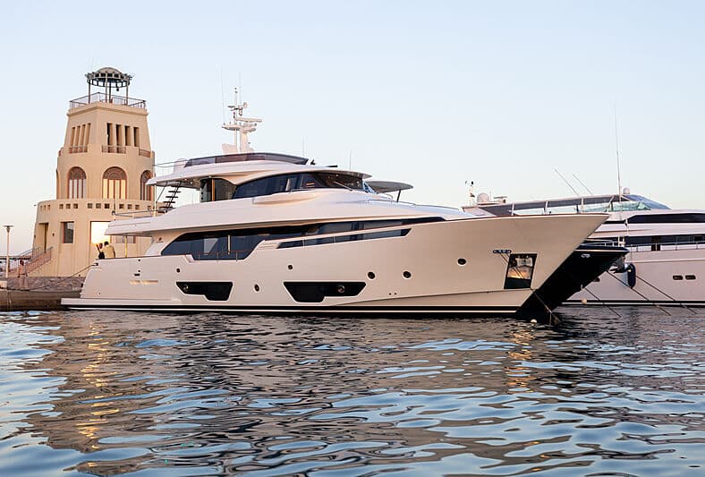 Motor Yacht Mira 1