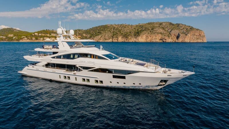 Motor Yacht New Waves