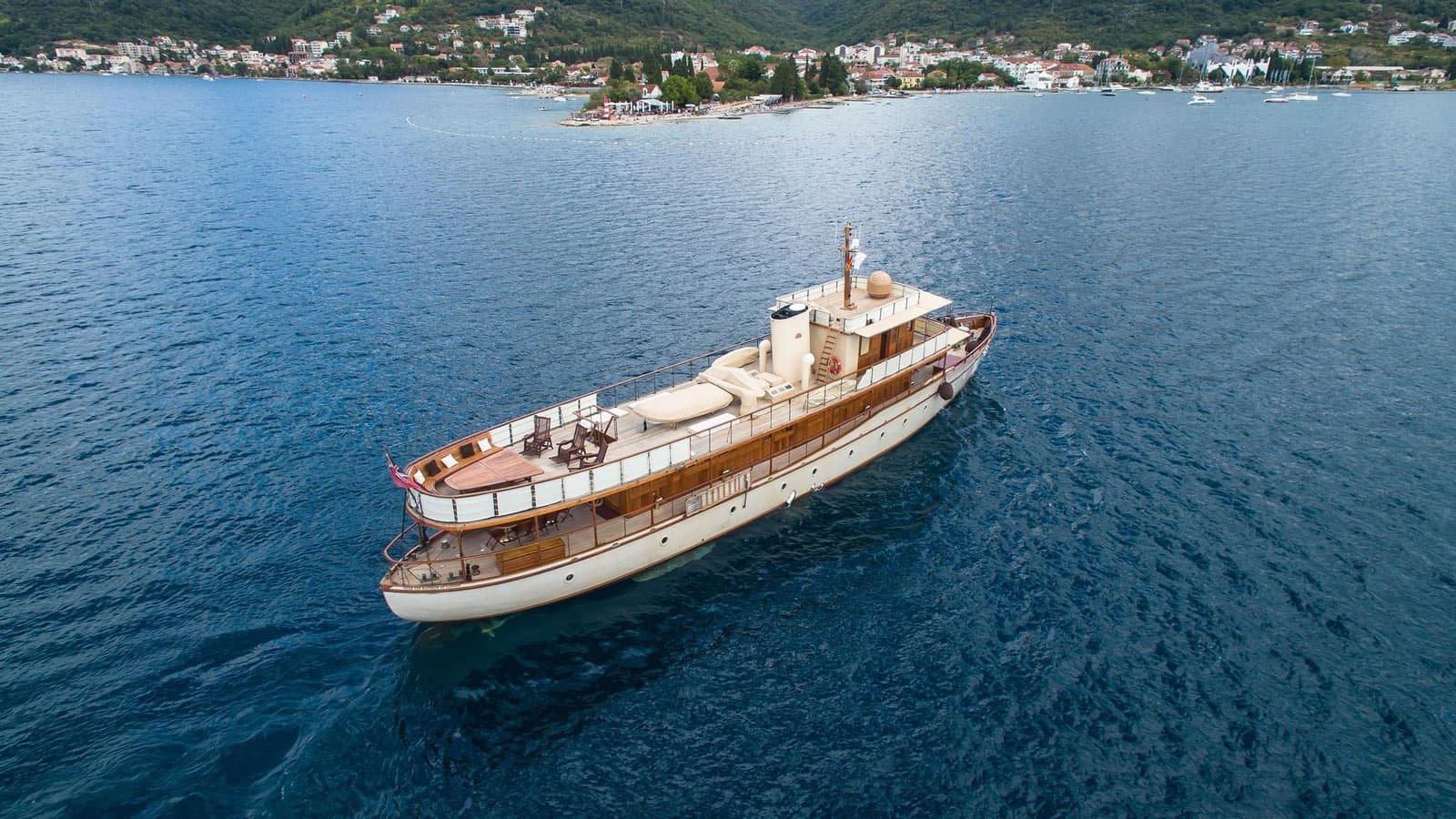 Motor Yacht Over the rainbow of London