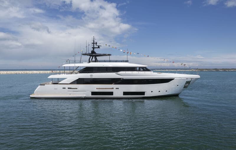 Motor Yacht Queen J III