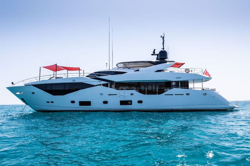 Motor Yacht Survivor 2