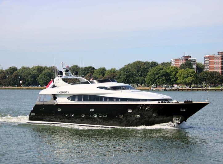 Motor Yacht Three point 4