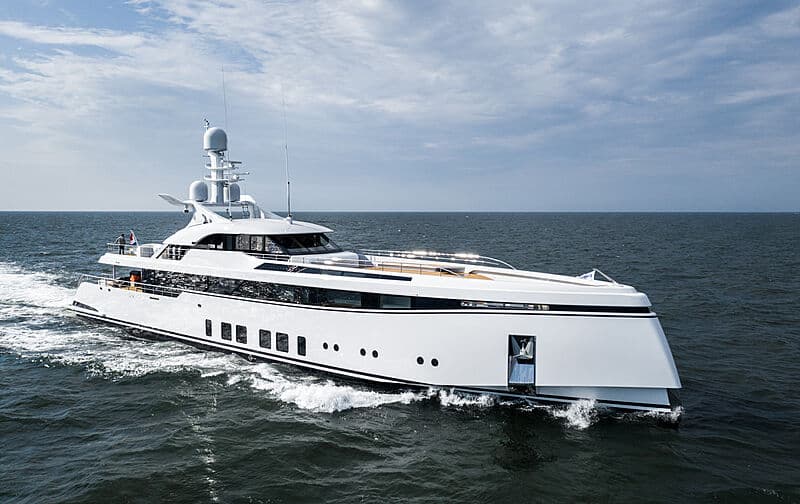 Motor Yacht Totally Nuts