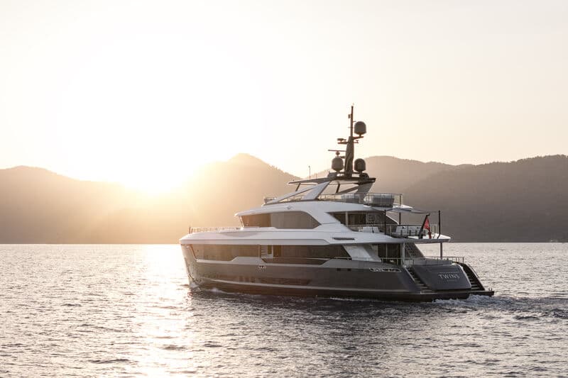 Motor Yacht Twins
