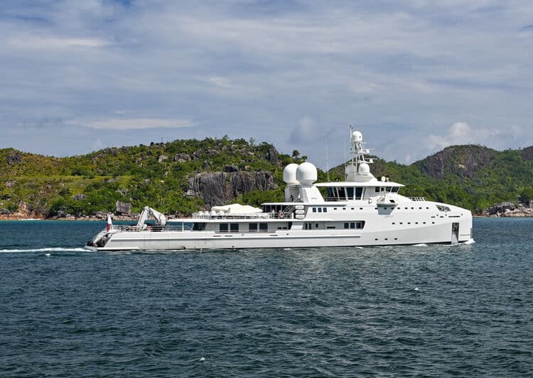 Motor Yacht Um Alhoul