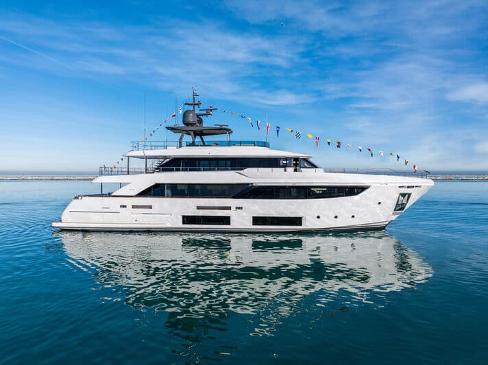 Motor Yacht Upstream