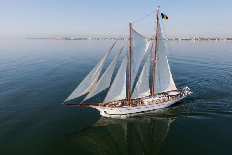 Sailing Yacht Adornate