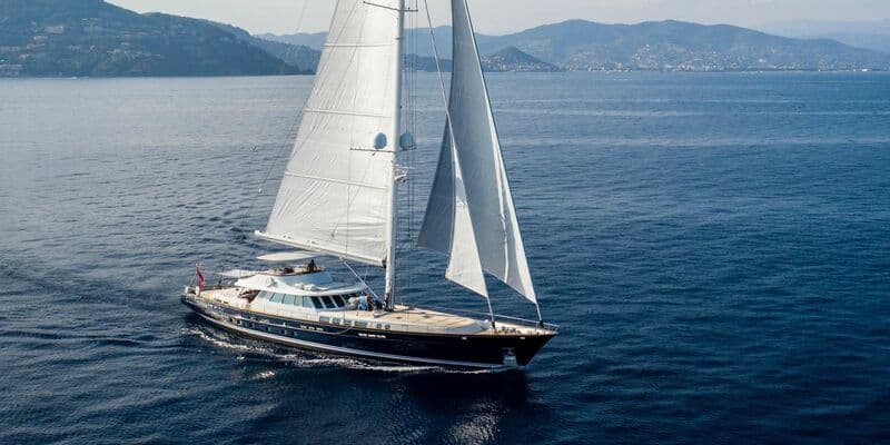 Sailing Yacht Aventura