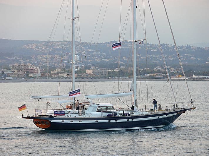 Sailing Yacht Black Molly