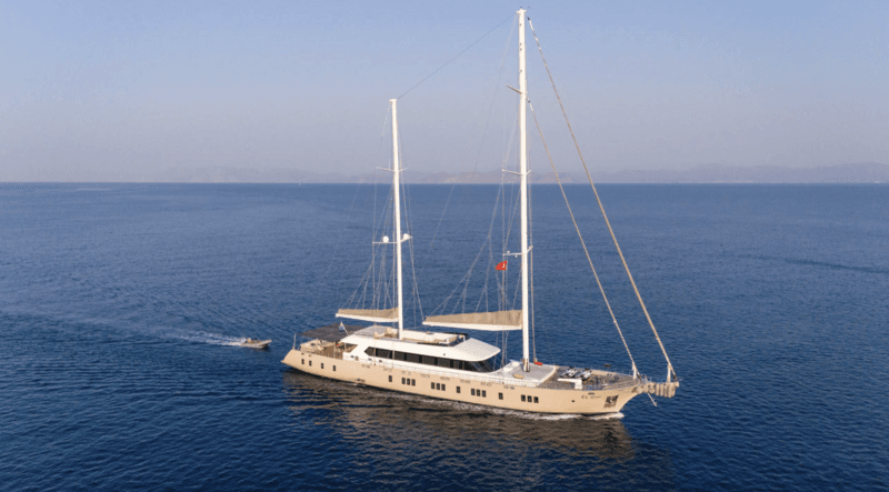 Sailing Yacht De Love