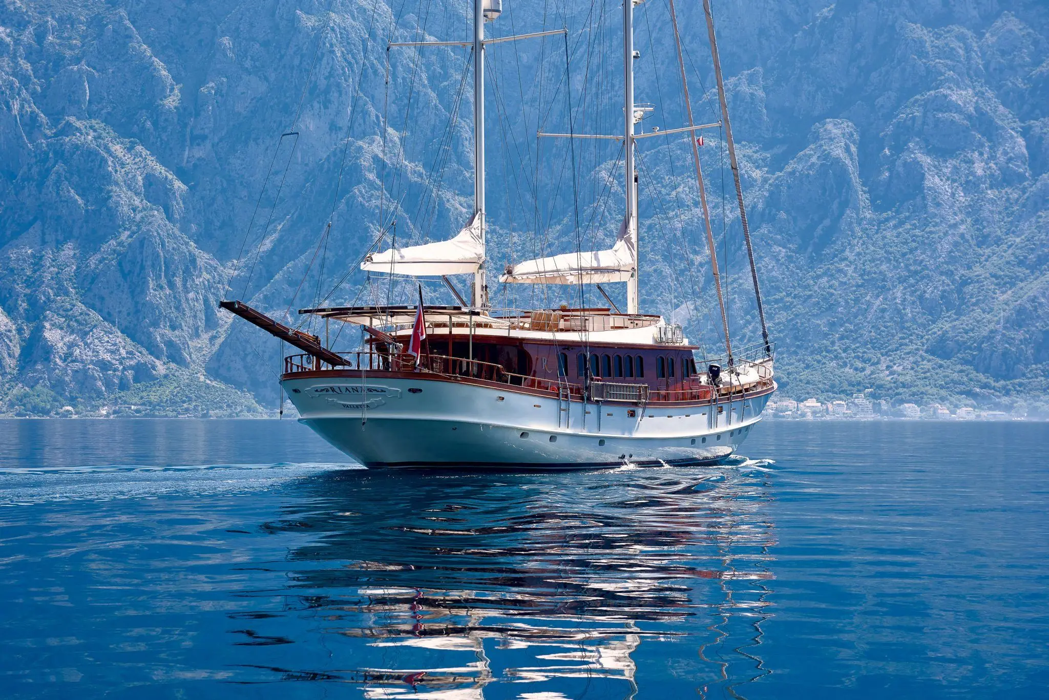 Sailing Yacht Riana